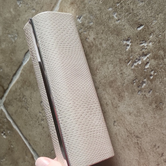 Jimmy choo eye glass case snake skin pattern in cream colored magnetic closure - Picture 7 of 7